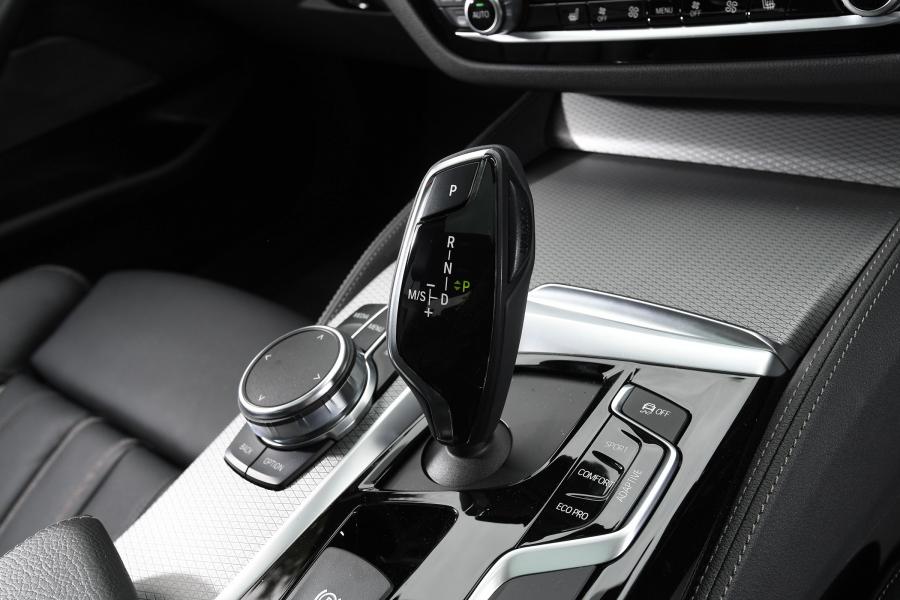 Детали интерьера BMW 520i Sedan M Sport (G30) 2017 года  (UK) (фото 6 из 14)
